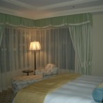 ＜２０１０年２月＞スイートのベッドルームは広い！上質なリネン使用で角部屋です。リビングルームと広いベッドルーム。トイレが２か所、広いバスルーム＆シャワーブースなどがあり、贅沢な空間で過ごしました。