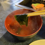 焼肉 星陽 - お椀にワカメスープ