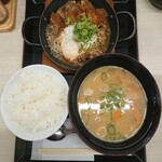 Katsuya - 牛すき焼きとチキンカツの合い盛り定食(とん汁に変更)