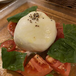 Bisutoro Ookami - ブッラータチーズのカプレーゼ