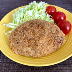 仲田精肉店 - 大きいメンチ 千切りキャベツが厚いのはご愛嬌(笑)