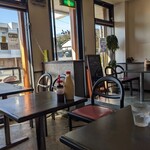 Coffee＆Lunch チャム - 南向きの入口なので明るい店内