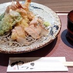 Yatsuko - お蕎麦は細めでコシがあります。量は少し物足りないかな？　大盛でもペロリと食べられそうです(^^)天ぷらは海老とカボチャ、ピーマンでした。サクサクで美味しかったです。