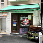 Supaisu Kari-Babiru No Tou - 「curry bar nidomi」から歩いて、お店には12時半に到着した。緑色したシェードが目印だ。