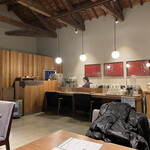 入口屋 - 温かみのある店内