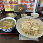 中国家庭料理 香福園 - 海鮮炒飯とワンタンスープ