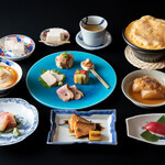 Namijiya - ◯江戸三昧コース
      江戸時代には色々な料理が生まれ、そのレシピ本が沢山あります。
      選りすぐりの中より、奈美路やが今に蘇らせた江戸料理の数々をお楽しみください。　　
      