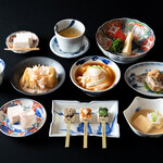 Namijiya - ◯豆腐百珍コース
      『豆腐百珍』は天明二年（１７８２）に刊行された豆腐料理本です。
      江戸っ子たちに親しまれ一躍ベストセラーとなりました。
      『豆腐百珍』の中から選りすぐった、豆腐づくしの江戸の味をご堪能ください。
      