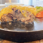 Shibuya Otonano Hambagu - 提供されたてのハンバーグ断面。目玉焼きはご飯の上にのせました。