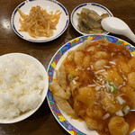 Shou Tai Rou - 2023/02/22
                        ランチ
                        海老チリソース煮 930円
                        ✴︎ライス、スープ、烏龍茶 お替り可（ライスお替り2杯まで）