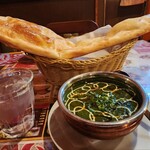 アイキッチン - ほうれん草のカレーとでっかいナン