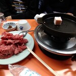 Yonekyuu Honten - 肉を別皿にとりわけます