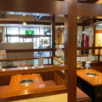 焼肉冷麺やまなか家 - 店内（座席より右まわり）➡︎