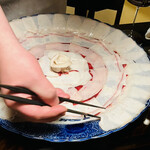 比良山荘 - ◎薔薇の花びらのように美しい熊肉を鍋に投入。