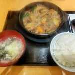 楊銘宇 黄燜鶏米飯 - 土鍋鶏煮込み定食　980円