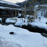 比良山荘 - ◎雪に覆われている中庭と池。