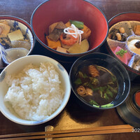 韻松亭 - ▶︎茶つぼ三段弁当
                    1690円税込
                    白飯、赤出汁はおかわりOK