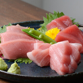 著名的“双睡金枪鱼”一定要尝尝！请务必尝试套餐和午餐，在那里您可以享受这个季节。