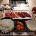 タレ焼肉、塩ホルモン。まるきん食堂 - 