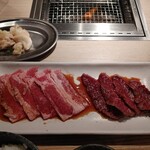 タレ焼肉、塩ホルモン。まるきん食堂 - 