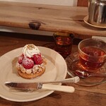 カフェ ドゥース - いちごのタルトと紅茶セイロンキャンディ(ポットで)