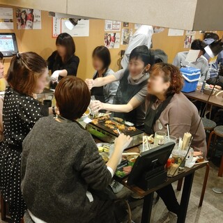 【懐かしい下町感あふれる店内】