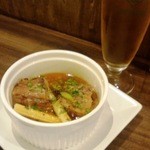 ベオーネ - 豚バラの角煮カレー風味＋生ビール