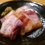 やまと豚と本格焼酎の 焼とん 蔵八 - 厚切りベーコン（550円）