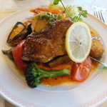 レストラン ヒルトン - 鶏と魚介のグリルサラダ　