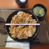 Densetsu No Sutadonya - すた丼並盛_730円（税込、みそ汁＆生卵付）丼の直径17cm