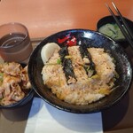 Densetsu No Sutadonya - すた丼並盛_730円（税込、みそ汁＆生卵付）肉を避難させたところ