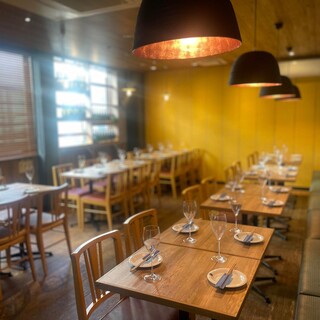 【２階テーブル席】
2~42名まで座れます！
8名～貸切利用が大人気♪