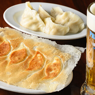 看板の「蒲田羽根付き餃子」は必食！自慢の味をビールと共にぜひ