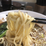中国手打拉麺 馬賊 - 麺のリフトアップ