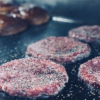 【只使用北海道产牛肉】 滴着肉汁的肉饼和手工面包的高级汉堡