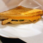Kafe Beroche - チェダーチーズとツナのサンドイッチ
