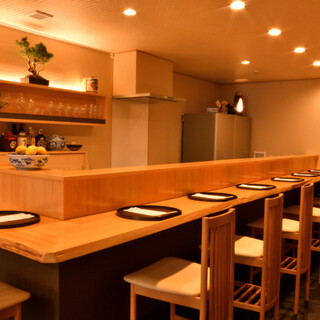 From counter seats with a lively feel to completely private rooms that can be used privately.