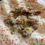 トレカバロ - 黒毛和牛A5ローストビーフ＆チーズリゾット温泉卵乗せ