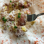 トレカバロ - 黒毛和牛A5ローストビーフ＆チーズリゾット温泉卵乗せ