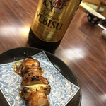 寿々喜 - 瓶ビールは銘柄選べますよ。焼き鳥はタレがいい感じ♪