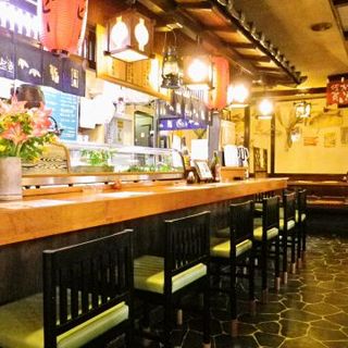 お一人でも気軽にご来店できる！カウンターでかわす店長との会話も楽しみのひとつ。