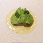 Ode - (2023/2 訪問)桜風味のもちもち蒸しパンと春の山菜うるいをあしらった一皿。