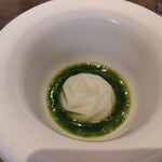 Ode - (2023/2 訪問)蕪を薔薇のようにしたてた一皿。中には牡蠣が入ってます。