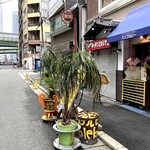 Bumble bee - 最寄り駅となる大阪メトロ「本町駅」から徒歩4分。中央大通りから2本北となる、阿波堀通り沿いにお店はある。