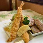 青野 - 料理写真:大海老フライと角切りステーキ