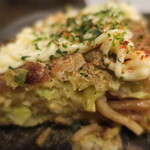 Okonomiyaki Teppanyaki Sharaku - 魚粉とマヨネーズで