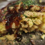 Okonomiyaki Teppanyaki Sharaku - 魚粉と甘口ソースで