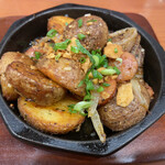 銀座ライオン - ポテトとソーセージのガーリック炒め
