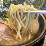 横浜家系ラーメン 三郷家 - 大橋製麺多摩の中太麺。