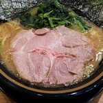 横浜家系ラーメン 三郷家 - チャーシューは大きくてジューシー。